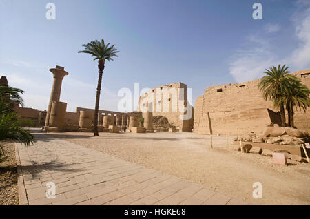 Innenansicht der Karnak-Tempel-Komplex umfasst eine große Mischung aus verfallenen Tempel, Kapellen, Pylone und andere Gebäude, Luxor, Ägypten Stockfoto