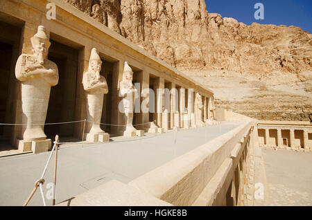 Außenansicht der Leichenhalle Tempel der Hatschepsut, ist eine alte Grabbeigaben Heiligtum, gewidmet dem Sonnengott Amon, gelegen am Westufer des Nil r Stockfoto