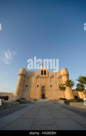 Außenansicht der Zitadelle von Qaitbay (Qaitbay Fort), ist ein 15. Jahrhundert defensive Festung befindet sich auf der Mittelmeer-Küste Stockfoto