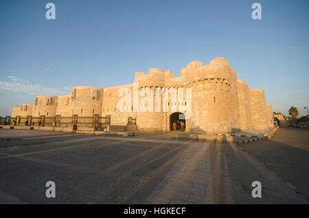 Außenansicht der Zitadelle von Qaitbay (Qaitbay Fort), ist ein 15. Jahrhundert defensive Festung befindet sich auf der Mittelmeer-Küste Stockfoto