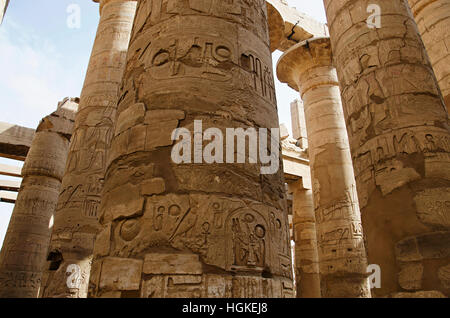 Carving-Details, innere Ansicht, Karnak-Tempel-Komplex, Mischung aus verfallenen Tempel, Kapellen, Masten und anderen Gebäuden, Luxor, Ägypten Stockfoto