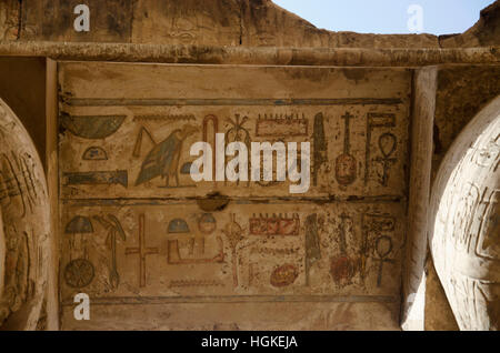 Carving-Details, innere Ansicht, Karnak-Tempel-Komplex, Mischung aus verfallenen Tempel, Kapellen, Masten und anderen Gebäuden, Luxor, Ägypten Stockfoto