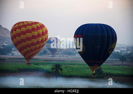 Luftaufnahme von Luxor Stadt und Heißluft Ballons, Westbank von Luxor, Ägypten Stockfoto