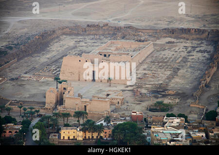 Luftbild von Luxor Stadt und Tempel von Habu für Ramses der dritte, Medinet Habu, Luxor, Ägypten Stockfoto