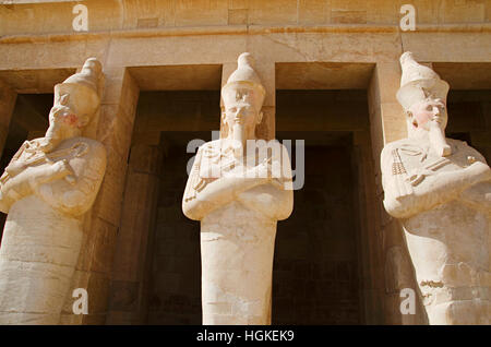 Statuen der Königin Hatshepsut als Mann geschnitzt, ist befindet sich in den Tempel der Hatschepsut, eine antike Grabstätten Schrein Stockfoto