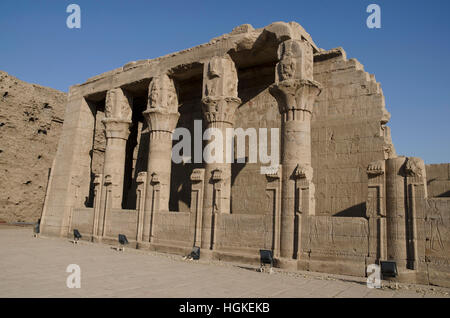 Teilansicht des Edfu Tempel, es ist eines der am besten erhaltenen Heiligtümer in Ägypten, dem Falcon Gott Horus gewidmet Stockfoto