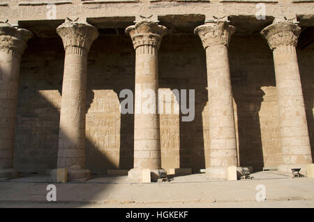 Teilansicht des Edfu Tempel, es ist eines der am besten erhaltenen Heiligtümer in Ägypten, dem Falcon Gott Horus gewidmet Stockfoto