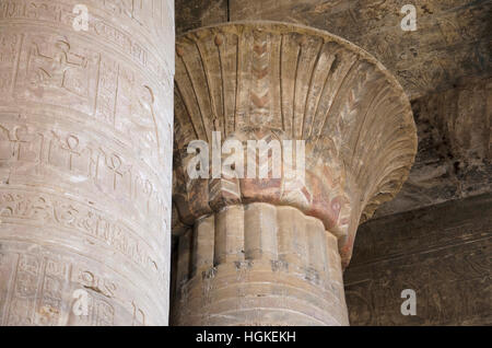 Schnitzereien an der Innenwand des Edfu Tempel, es ist eines der am besten erhaltenen Heiligtümer in Ägypten, dem Falcon Gott Horus gewidmet Stockfoto