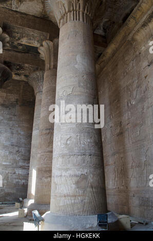 Schnitzereien an der Innenwand des Edfu Tempel, es ist eines der am besten erhaltenen Heiligtümer in Ägypten, dem Falcon Gott Horus gewidmet Stockfoto