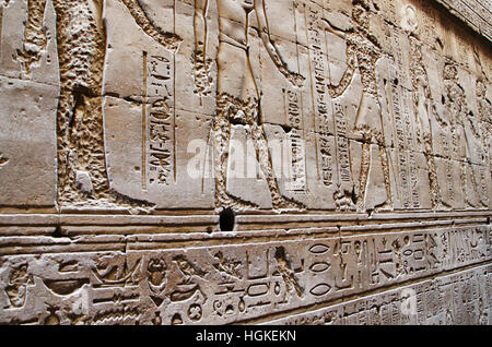 Schnitzereien an der Innenwand des Edfu Tempel, es ist eines der am besten erhaltenen Heiligtümer in Ägypten, dem Falcon Gott Horus gewidmet Stockfoto