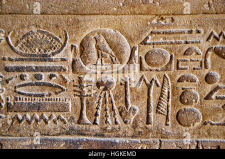 Schnitzereien an der Innenwand des Edfu Tempel, es ist eines der am besten erhaltenen Heiligtümer in Ägypten, dem Falcon Gott Horus gewidmet Stockfoto