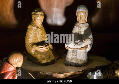 Maria und Josef und Baby Jesus Christus in den Mittelpunkt einer Krippe in einer französischen Kirche in Frankreich zu Weihnachten / Xmas. Stockfoto
