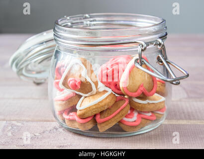 ein Glas Jar mit hausgemachten herzförmigen cookies Stockfoto