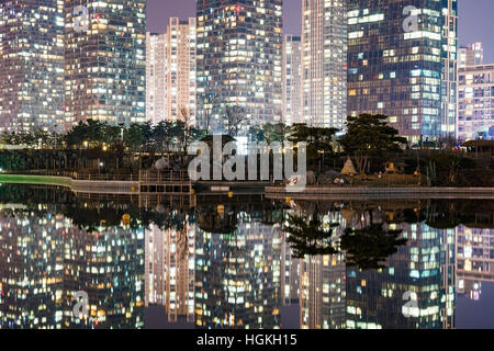 Architektur bei Nacht in Songdo Finanzviertel in Incheon Stockfoto