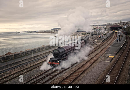 Dampflokomotive verlassen Penzance, Cornwall, England, UK. Stockfoto