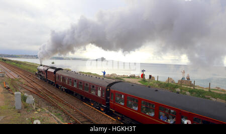 Dampfzug verlassen Penzance, St Michael's montieren, Mounts Bay, Cornwall, England, UK. Stockfoto