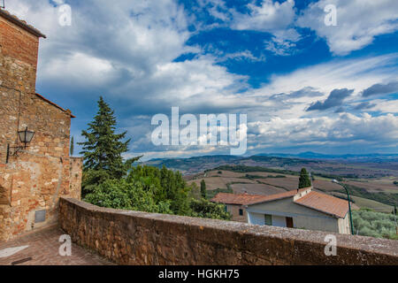 Einen schönen Blick auf Bergdorf in Pienza in der Toskana Italien Stockfoto