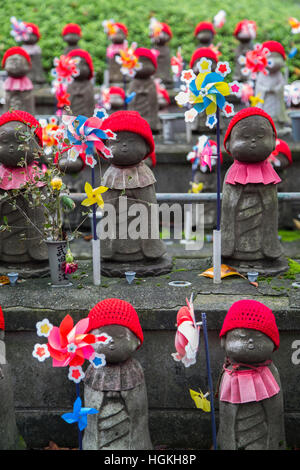 Jizo Statuen von ungeborenen Kindern im Shiba Park in Tokio Stockfoto