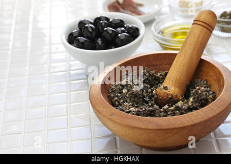 Tapenade, schwarze Olivenpaste Französisch zu machen Stockfoto