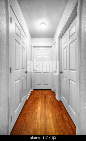 Flur mit weißen Türen in der Wohnung geschlossen Stockfoto, Bild ...