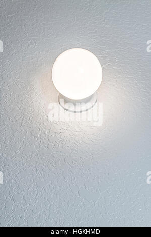 Leuchtende Kristallkugel auf strukturierten Hintergrund mit textfreiraum vertikale. Stockfoto