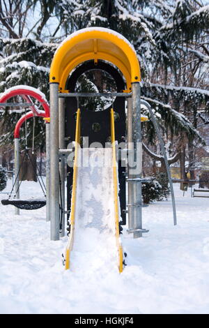 Leere Folie im Schnee bedeckt Park an einem Wintertag Stockfoto