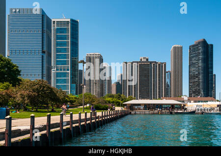 Eigentumswohnungen am Lake Shore Drive mit Blick auf Lake Michigan und Chicago. Stockfoto