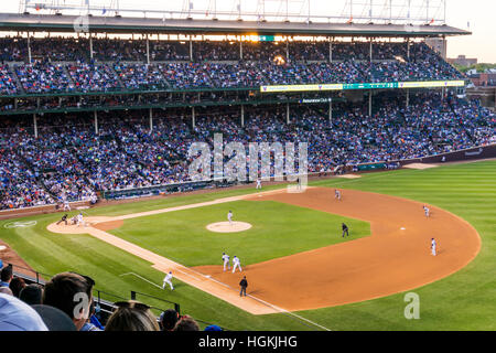 Das Publikum bei einem Baseballspiel im Wrigley Field, Chicago, der Heimat der Chicago Cubs.  Jungen spielen LA Dodgers. Stockfoto