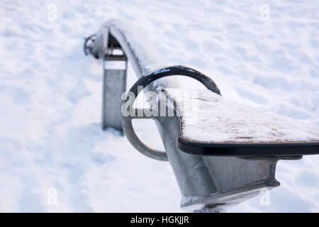 Gefrorene Wippen, bedeckt mit Schnee und Eis im park Stockfoto