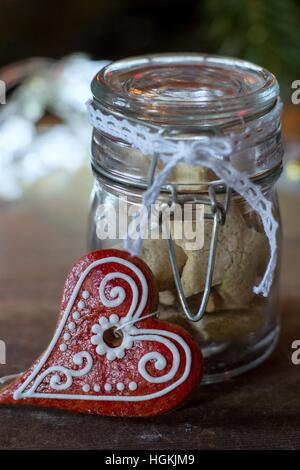 hausgemachte Kekse und Lebkuchen in der Form eines Herzens - süßes Geschenk voller Liebe Stockfoto