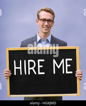 Jungunternehmer, die Tafel mit den Worten Verleih hält mich Stockfoto