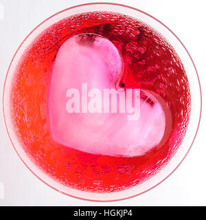 Herzförmige Eis in ein Glas Wasser. Stockfoto