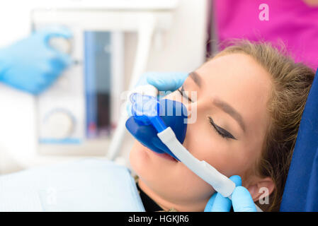 Schöne Fraueninhalationssedierung in der Zahnklinik Stockfoto