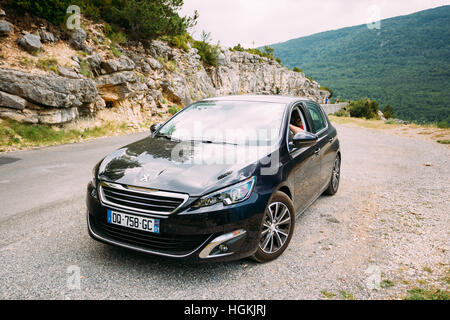 Verdon, Frankreich - 29. Juni 2015: Schwarze Farbe Peugeot 308 5-Türer Auto auf Grund der französischen Berglandschaft Natur. Der Peugeot 308 ist eine kleine fami Stockfoto