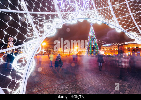 Minsk, Belarus - 19. Dezember 2015: Weihnachtsbaum, Illuminationen, wie eine große Kugel Dekorationen in der Stadt Oktjabrskaja Platz im zentralen Minsk, Belarus Stockfoto