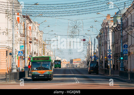 Gomel, Weißrussland - 27. März 2016: Morgen Verkehr auf Sowjetskaja Straße In Gomel, Weißrussland Stockfoto