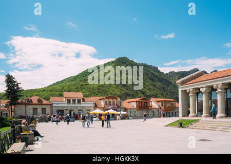 Mzcheta, Georgia - 20. Mai 2016: Die Straße Fußgängerzone der Stadt mit Touristen zu Fuß. Scenic Grüneberg mit blauen bewölkten Himmelshintergrund Stockfoto