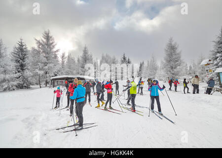 Langläufer auf Wanderwegen Kreuzung. Stockfoto