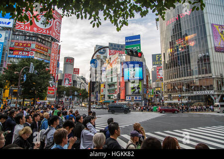 Unbekannter Menschen auf der Straße in Shibuya, Tokio Stockfoto