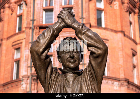 Die Statue von Brian Clough zu Nottingham Speakers' Corner in Nottingham City, Nottinghamshire, Großbritannien. Stockfoto