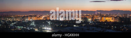 Panorama Abend Luftaufnahme der Stadt Ivano-Frankivsk, Ukraine. Stockfoto