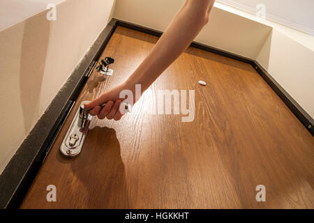 Hand die Tür zu öffnen. Dieb oder Einbrecher versucht, eine Haus zu betreten, brechen die Tür. Türgriff. Stockfoto