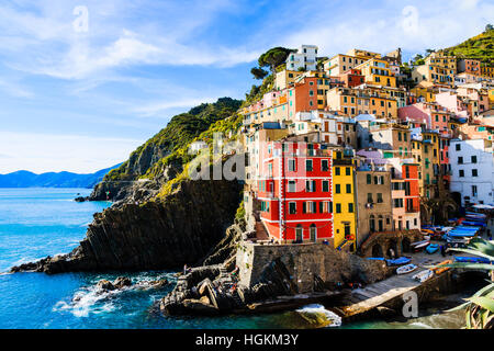 Riomaggiore berühmten Fischerdorf an steilen Cinque Terre Küste Italien Stockfoto