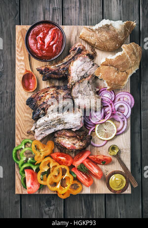 In Scheiben geschnitten gegrilltes Schweinefleisch rustikale flach legen Stockfoto