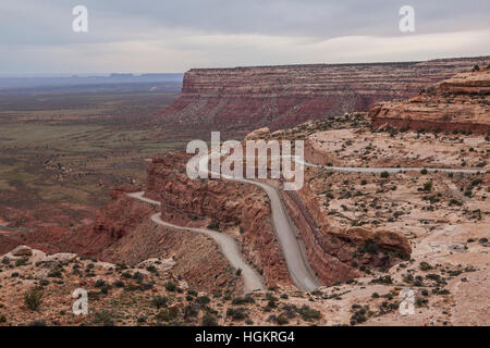 Die steilen Serpentinen der Moki Dugway auf Utah State Highway 261 vom Rand des Cedar Mesa, Utah. Stockfoto