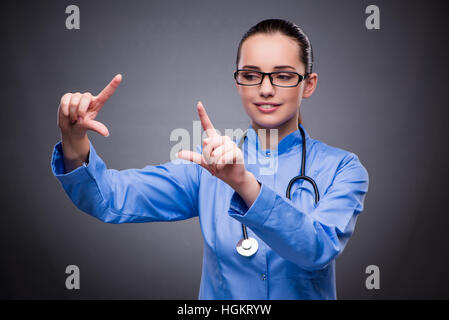 Junger Arzt virtuelle Taste Stockfoto
