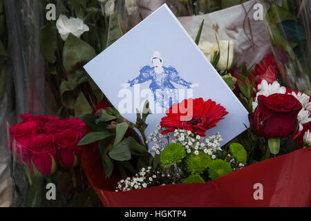 Fans versammeln sich am David Bowie Wandbild in Brixton am 1. Jahrestag seines Todes. Stockfoto