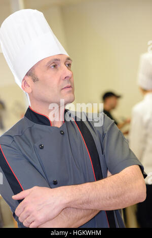Porträt von attraktiven männlichen Chef im Restaurantküche Stockfoto
