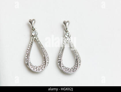 Silber Ohrringe isoliert auf weißem Hintergrund im Studio gedreht Stockfoto