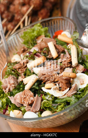 Salat-Vorspeise in einer durchsichtigen Glasschüssel Stockfoto
